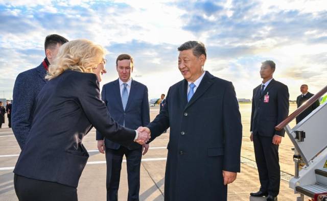 ong-tap-can-binh-da-toi-moscow-duoc-tiem-kich-nga-ho-tong (1)