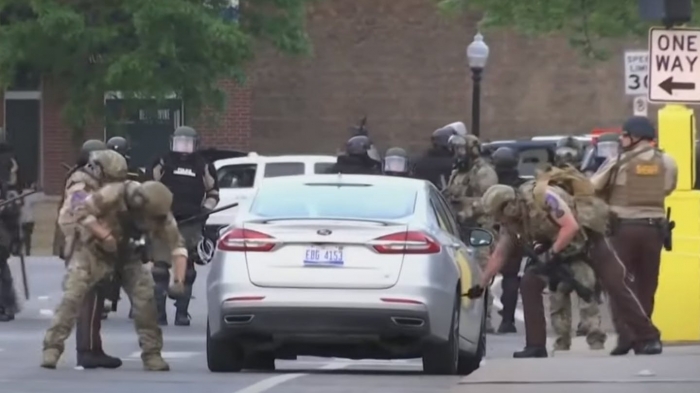Cảnh sát Mỹ chọc thủng lốp xe của người dân trong đợt biểu tình, lý do phía sau gây nhiều tranh cãi