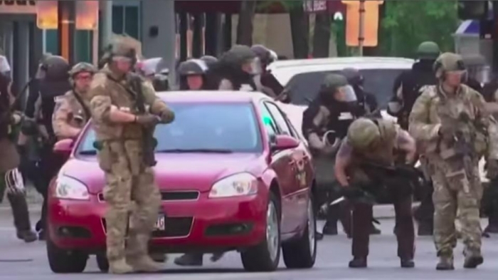 Cảnh sát Mỹ chọc thủng lốp xe của người dân trong đợt biểu tình, lý do phía sau gây nhiều tranh cãi