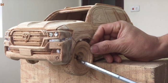 Thợ mộc Việt Nam tự khắc xe Toyota Land Cruiser giống y như thật được báo nước ngoài ca ngợi