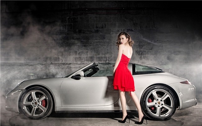 Hotgirl sang chảnh bên xe mui trần Porsche 911 Targa 4S