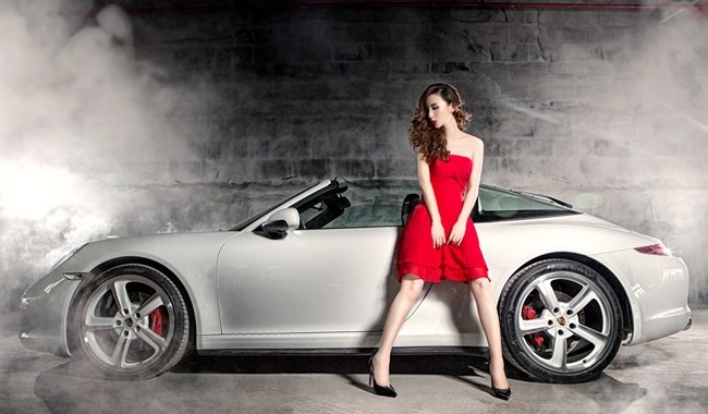 Hotgirl sang chảnh bên xe mui trần Porsche 911 Targa 4S