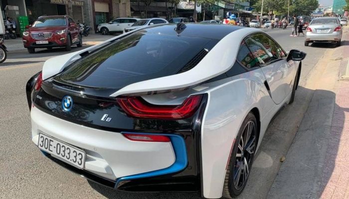 4 năm tuổi BMW i8 rớt giá thê thảm nhưng vẫn đắt ngang 7Series 2019