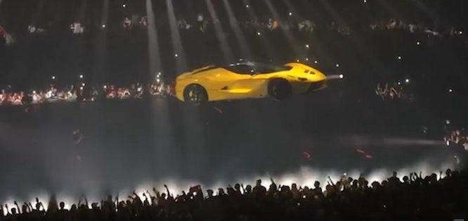 Sự thật phía sau chiếc Ferrari LaFerrari lơ lửng trên không trung trong buổi biểu diễn của rapper Drake