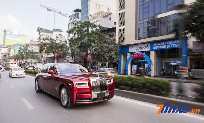 Rolls-Royce Phantom thế hệ VIII bất ngờ lăn bánh trên đường phố Việt Nam