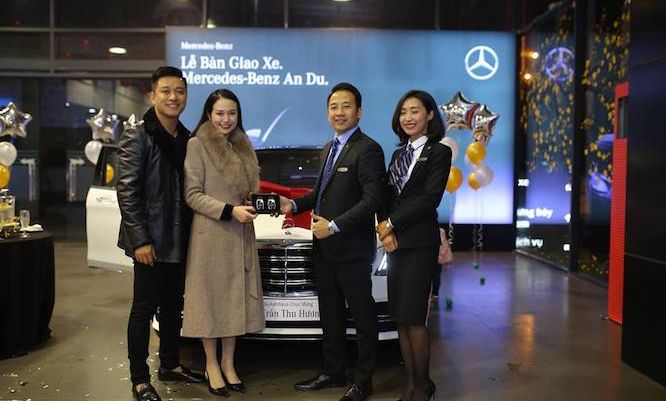 Vợ chồng ca sỹ Tuấn Hưng tậu thêm xe sang Mercedes-Benz S-Class trước Tết