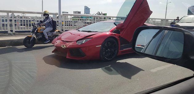 Siêu xe Lamborghini Aventador LP700-4 hư hỏng nặng sau tai nạn trên cầu