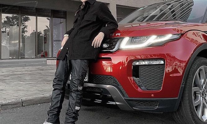 Sơn Tùng lần đầu tiên đăng hình công khai với Range Rover Evoque sau gần 3 năm mua xe