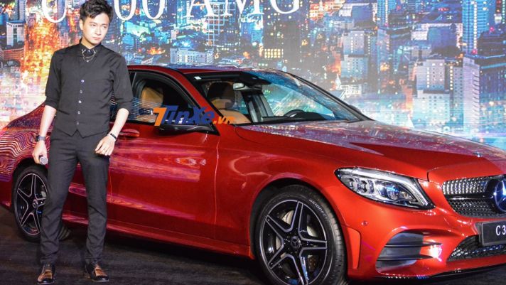 Ca sĩ Ngô Kiến Huy là người đầu tiên tậu Mercedes-Benz C-Class 2019 có giá hơn 1,7 tỷ đồng