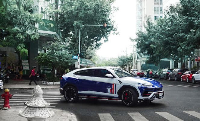 Sau Tết Kỷ Hợi 2019, Nhật Minh “lột áo” màu crôm của Lamborghini Urus để dán đề-can màu mới