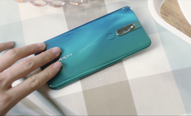 Smartphone bí ẩn của OPPO xuất hiện trong MV mới của Hương Giang