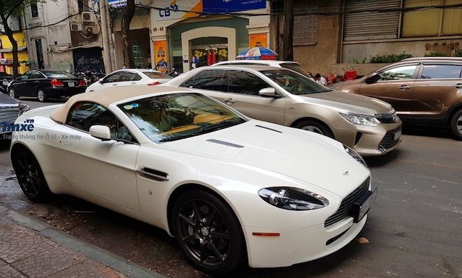 Siêu xe mui trần sang chảnh Aston Martin V8 Vantage được rao bán chỉ với giá 3,2 tỷ đồng