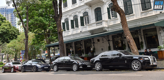 Chùm ảnh dàn siêu xe Rolls-Royce, Benltey nối đuôi nhau tại Hà Nội