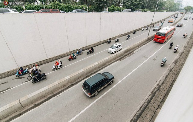 Người dân gặp khó khăn thế nào khi lưu thông qua hầm Kim Liên: Đường dốc và trơn, chạy vào là tay lái chao đảo