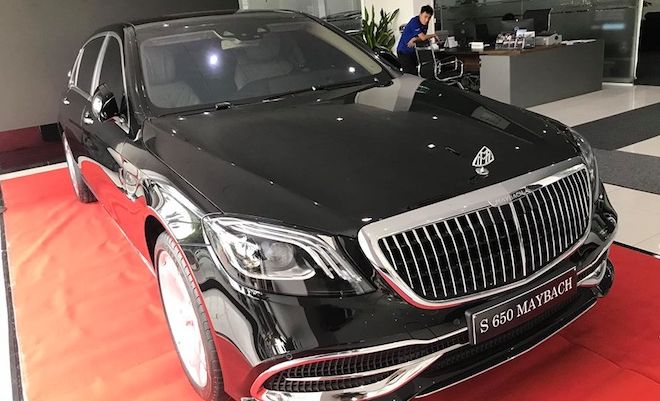 Doanh nhân Hà Tĩnh lái Range Rover hơn 8 tỷ đồng đến rước Mercedes-Maybach S650 2019 về nhà