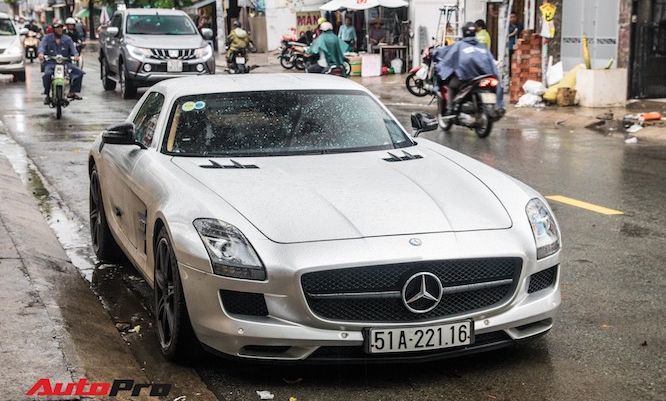 Tóm gọn Mercedes-Benz SLS AMG của ông Đặng Lê Nguyên Vũ khi trên đường về nhà riêng từ Đắk Lắk