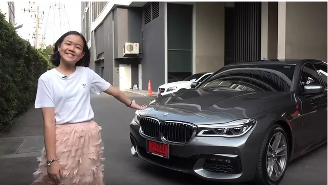 'Con nhà người ta': Cô bé 12 tuổi mua BMW 7-Series tặng bố mẹ nhờ tiền tự kiếm nhưng 6 năm sau đủ tuổi sẽ sắm Porsche