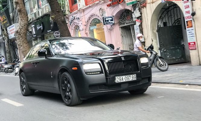 Rolls-Royce Ghost độ huyền bí với biển 'thần tài mãi mãi' gây chú ý tại thủ đô