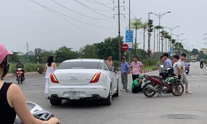 Nữ tài xế chạy ô tô tiền tỷ va chạm với Grab bike giữa ngã tư phố Hà Nội