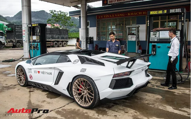 Chủ siêu xe chi hàng trăm triệu đồng đổ xăng trong Car Passion 2019