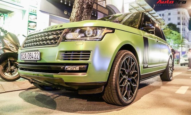 Range Rover LWB Autobiography của dân chơi Long An độ mâm hàng hiệu, dán màu quân đội khiến nhiều người tưởng là của ông Đặng Lê Nguyên Vũ