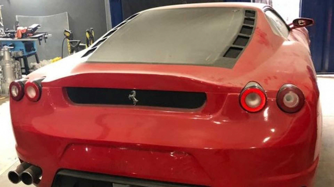 Khám phá nhà máy chuyên sản xuất Ferrari và Lamborghini giả