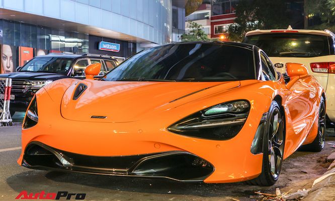 Cường Đô-la cầm lái McLaren 720S đi ăn tối cùng Gia Lai Team