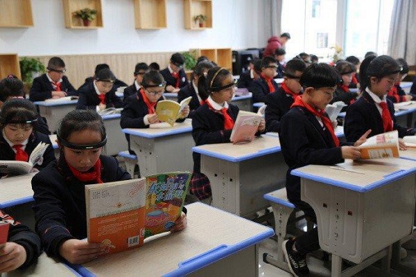 Một trường ở Trung Quốc bắt học sinh đeo vòng theo dõi mất tập trung và gửi báo cáo 