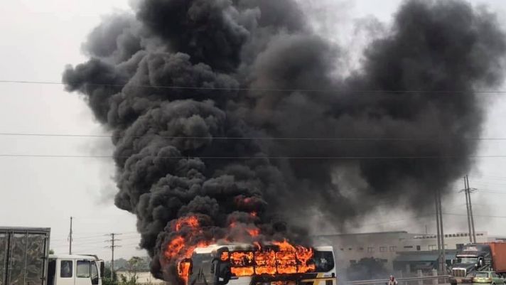 Xe khách cháy ngùn ngụt  trên đường cao tốc Bắc Giang: Hàng chục tính mạng bị đe dọa