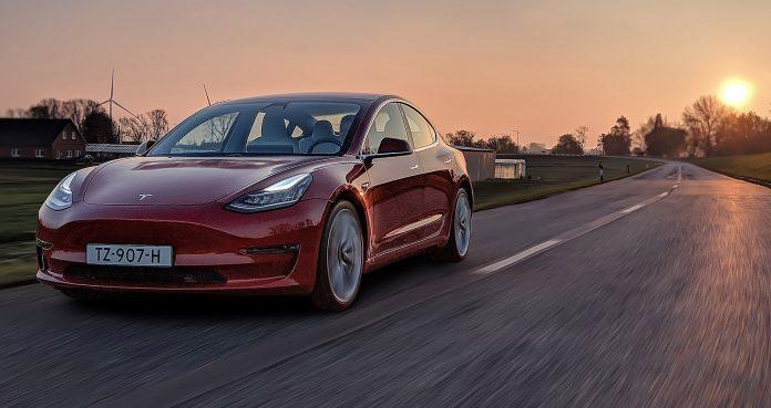 Chiêm ngưỡng chiếc Tesla Model 3 đầu tiên ở Việt Nam khiến giới mê xe xôn xao