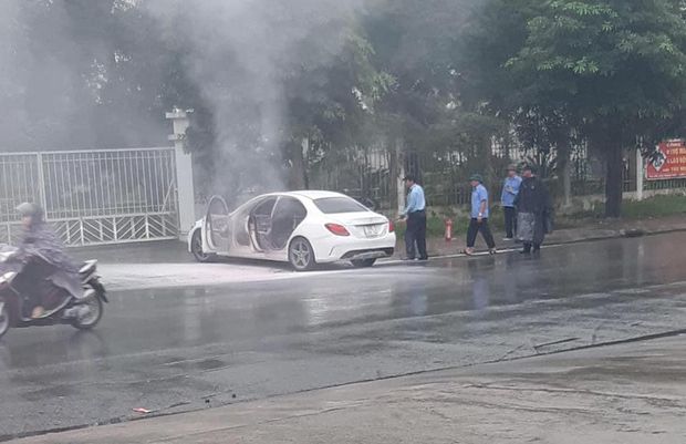 Mercedes bốc cháy tại khu công nghiệp Thạch Thất, nhiều chi tiết hư hỏng nặng