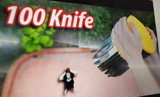 Cư dân mạng kêu gọi report video ‘thả 100 cái dao trên cao xuống’ của youtuber NTN Vlogs