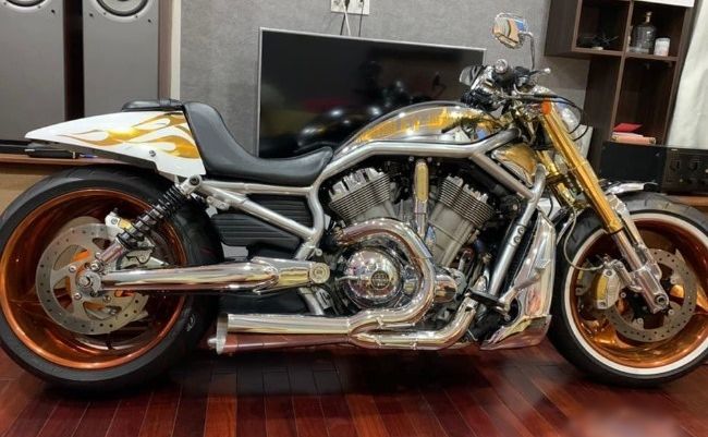 Cận cảnh siêu mô tô Harley-Davidson mạ vàng 24k đắp chiếu 6 năm hét giá 1 tỷ