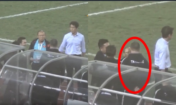 Bị trợ lý Thái Lan “cà khịa”, thầy Park nổi điên đòi ăn thua ngay trên sân