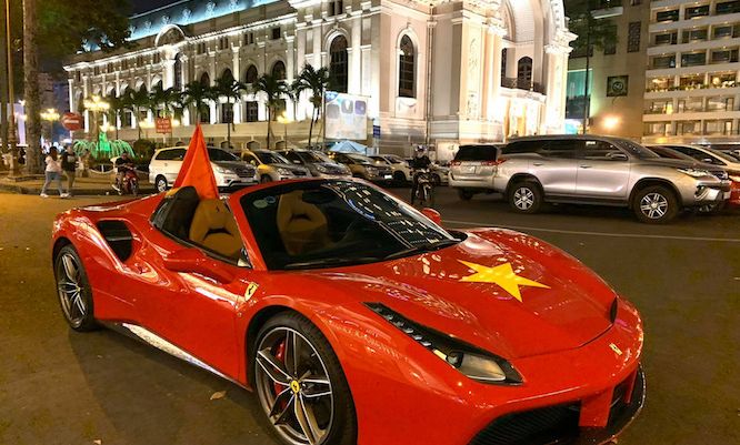 Ngắm dàn siêu xe đủ màu sắc ở Sài Gòn đi bão sau trận Việt Nam – Thái Lan