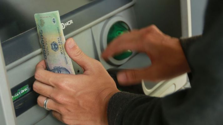 Đằng sau các loại phí chuyển khoản rút tiền ATM: Khách hàng “cống nạp” nghìn tỷ mỗi năm 