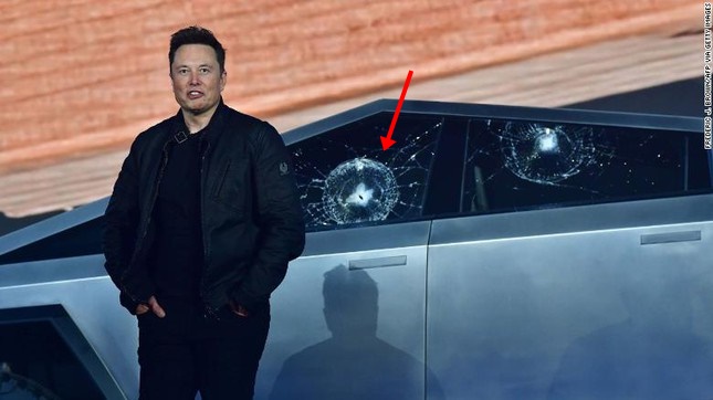 CEO Elon Musk gặp sự cố xấu hổ khi thử độ cứng cửa kính của siêu phẩm mới