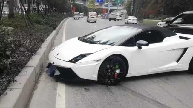 Lái thử Lamborghini, nhân viên phải đền 260 triệu vì làm hỏng xe của khách