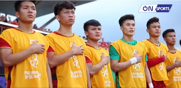 Hình ảnh Quang Hải ‘đứng ngồi không yên’ cổ vũ đồng đội khiến NHM thương cảm
