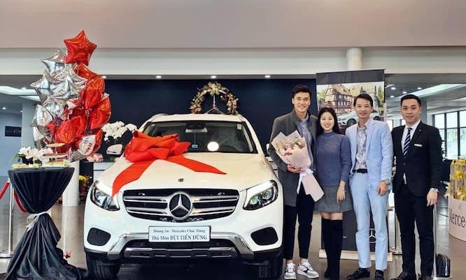 Thủ môn Bùi Tiến Dũng nhận bàn giao Mercedes-Benz GLC 250 do đại gia Hà Nội tặng