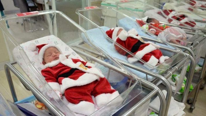 Hàng trăm ông già Noel và công chúa tuyết siêu cute xuất hiện trong đêm Giáng sinh