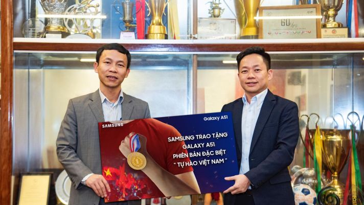 Samsung tặng Galaxy A51 bản đặc biệt “Tự Hào Việt Nam” cho Đội tuyển Bóng đá Nam và Nữ Việt Nam