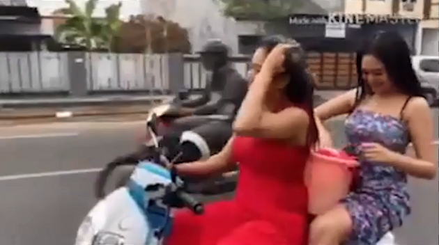 Vừa chạy xe máy vừa tắm gội, 2 hot girl ‘nổi như cồn’ trên MXH