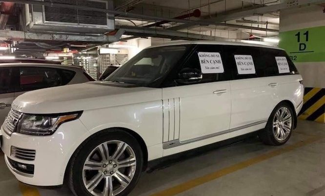 Dán giấy cảnh báo “không đỗ xe bên cạnh”, chủ nhân của Range Rover bị ném đá dữ dội
