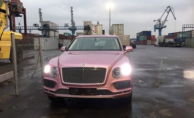 Cận cảnh siêu xe Bentley Bentayga màu hồng độc nhất Việt Nam