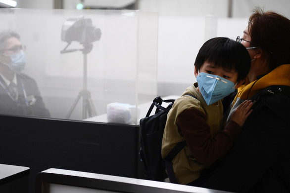 Trung Quốc phong tỏa Vũ Hán vì virus, dân hoảng loạn vì không có đường về quê ăn Tết