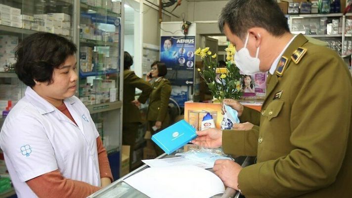 Tăng giá khẩu trang trong dịch virus Corona, hơn 1.000 nhà thuốc bị ‘sờ gáy’