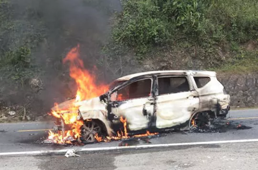 Quảng Nam: Ô tô bỗng dưng phát nổ, 2 người tử vong