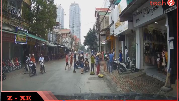 Video: Kẹt tay ga, mẹ kéo lê con nhỏ trên đường