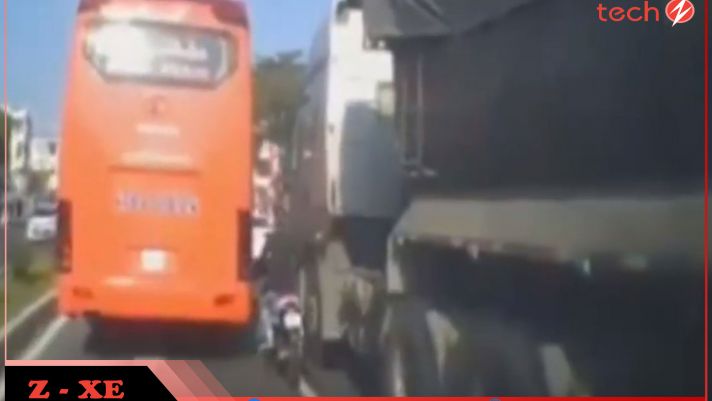 Video: đi xe kiểu 'điền vào chỗ trống', biker suýt bị xe tải nghiền nát